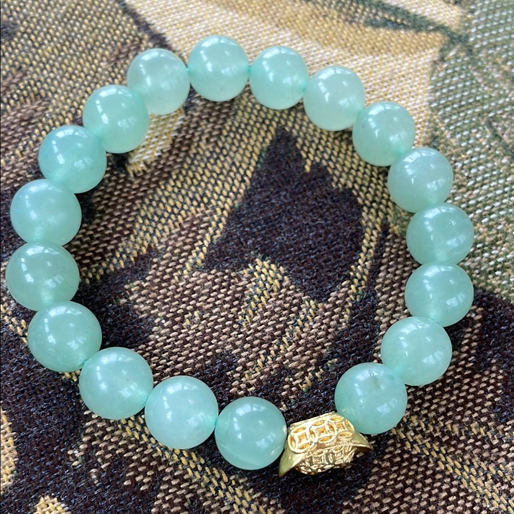 Elegant Green aventurine Beaded Bracelet with Gold Accent. New